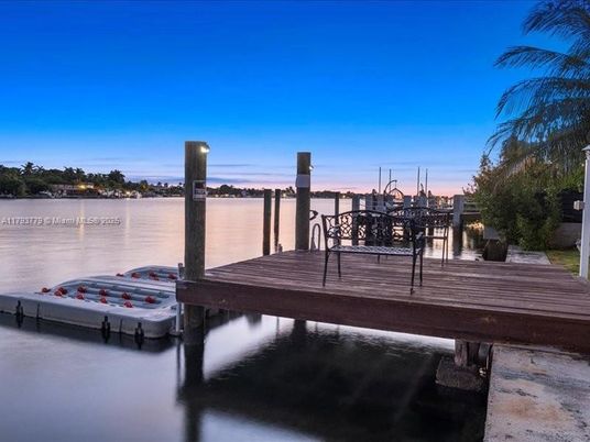 Exterior, Lake