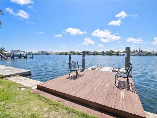 Exterior, Lake