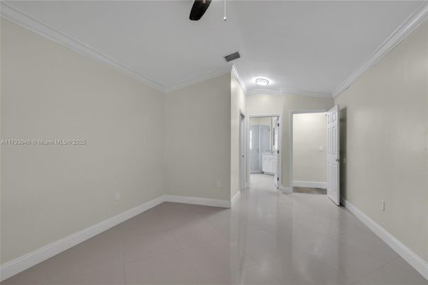 Empty room, Interior