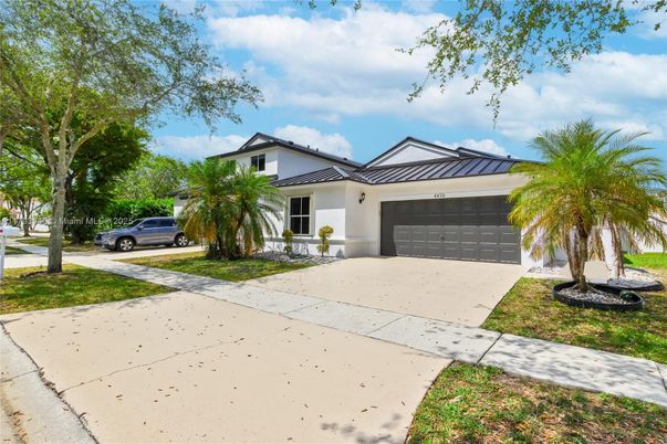 Attached, Exterior, Facade, Ranch