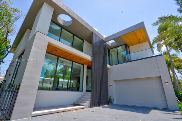 Attached, Exterior, Facade, Modern