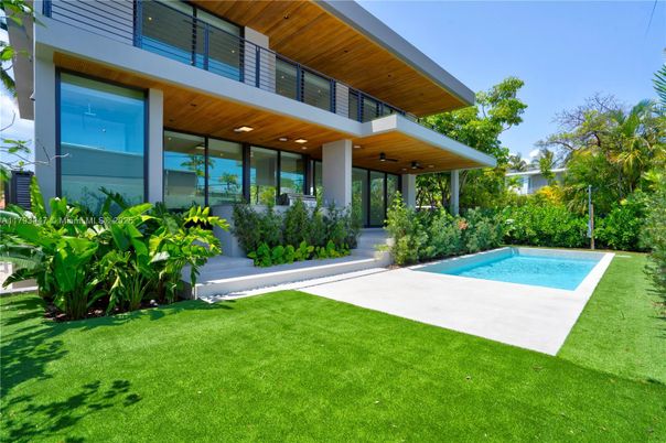 Backyard, Exterior, Facade, Pool, Modern