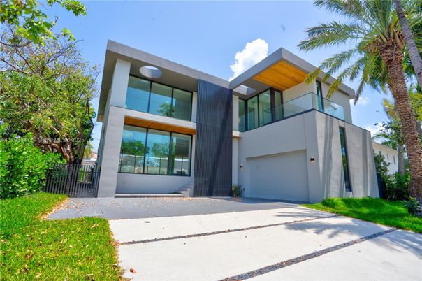 Attached, Exterior, Facade, Modern