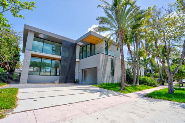 Exterior, Facade, Modern