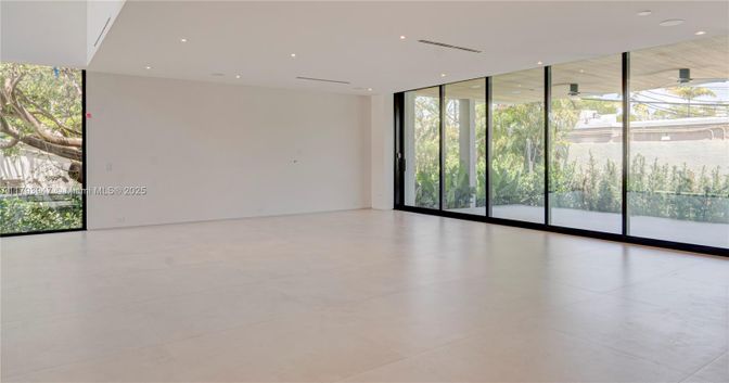 Empty room, Interior, Recessed Lighting