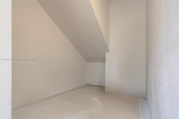 Empty room, Interior