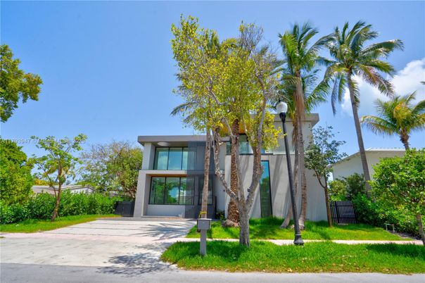 Backyard, Exterior, Facade, Modern