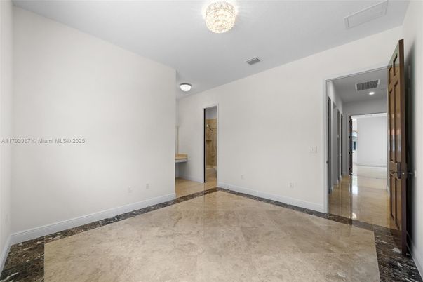 Empty room, Interior