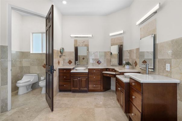 Bathroom, Dual Sink Vanities, Interior, Recessed Lighting