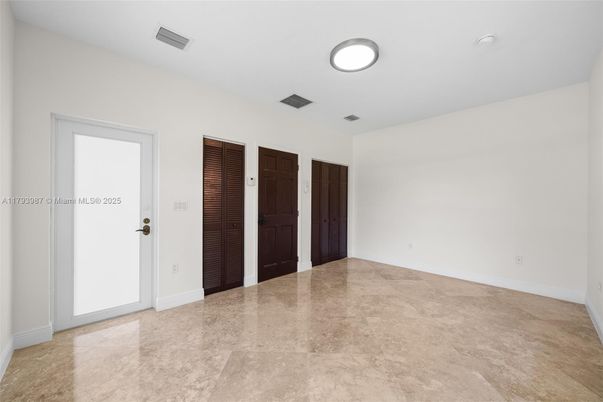 Empty room, Interior