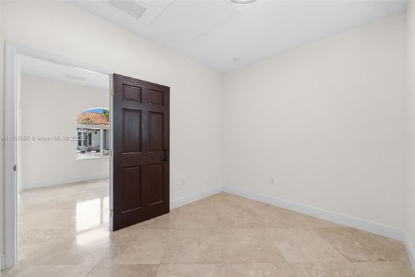 Empty room, Interior
