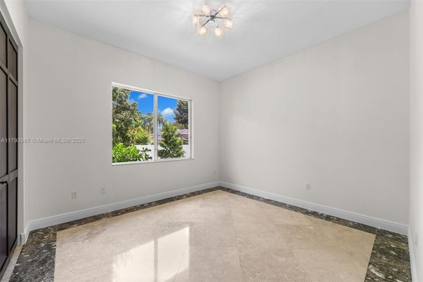 Empty room, Interior