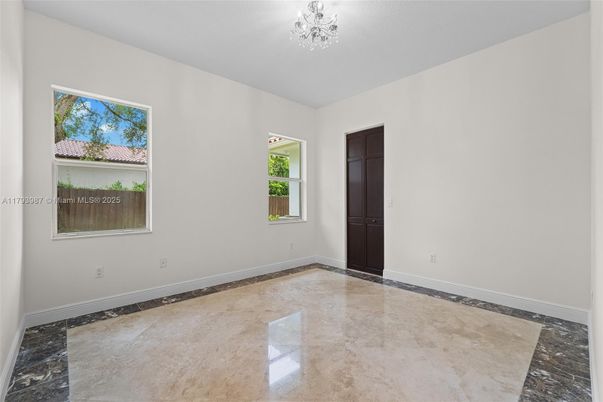 Empty room, Interior