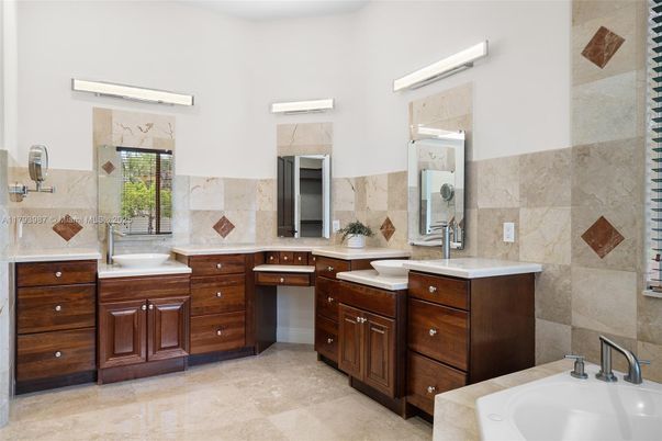 Bathroom, Dual Sink Vanities, Interior