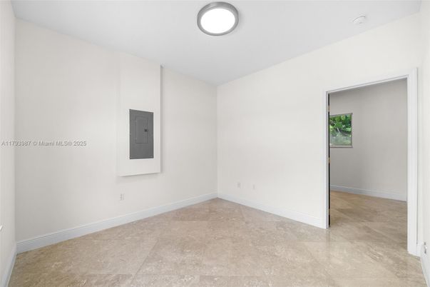 Empty room, Interior