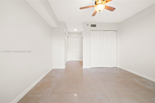 Empty room, Interior