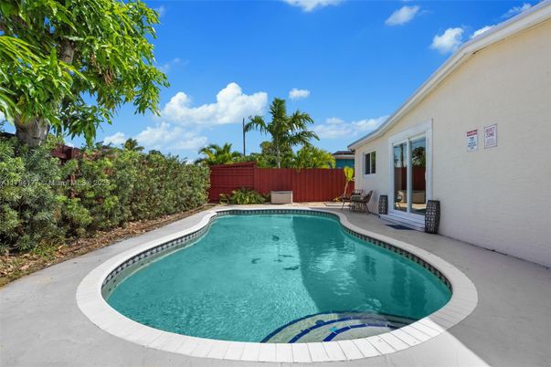 Exterior, Pool