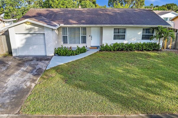 Attached, Exterior, Facade, Ranch