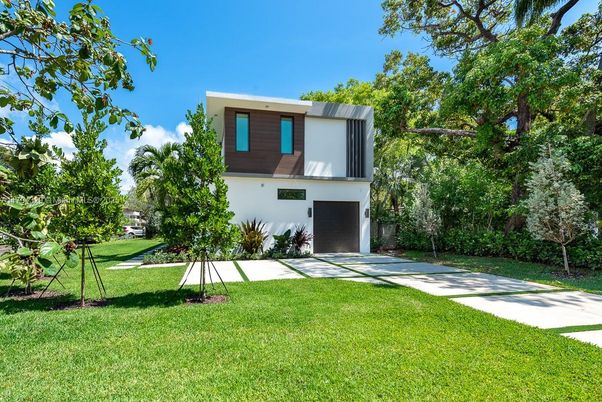 Attached, Backyard, Exterior, Facade, Modern