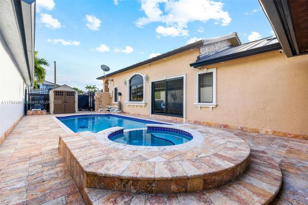 Exterior, Pool