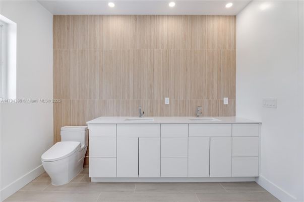 Bathroom, Dual Sink Vanities, Interior, Recessed Lighting