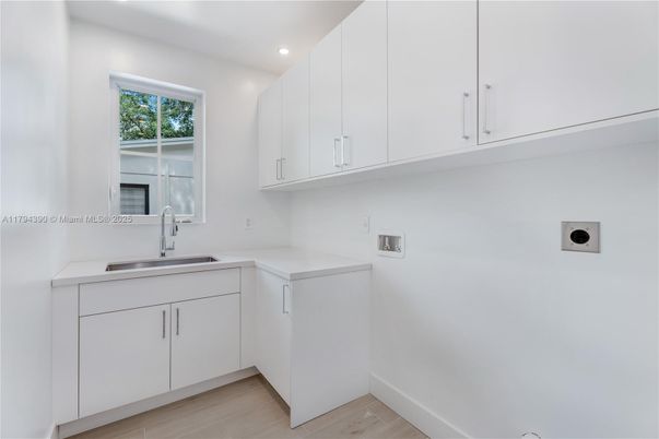 Interior, Recessed Lighting, Washer, Wood Texture Flooring