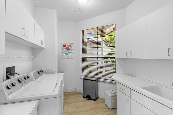 Interior, Washer, Wood Texture Flooring