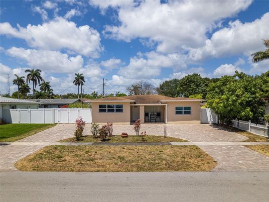 Backyard, Exterior, Facade, Ranch