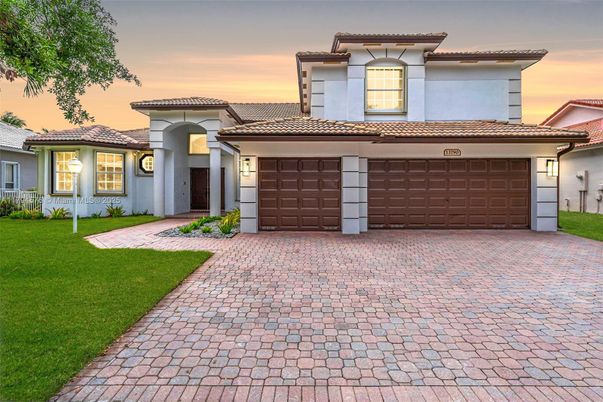 Attached, Exterior, Facade, Mediterranean