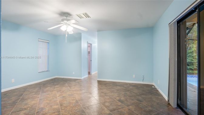 Empty room, Interior