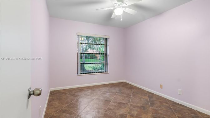 Empty room, Interior