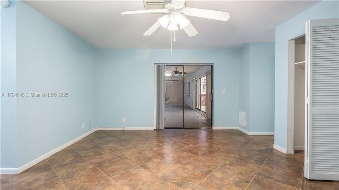 Empty room, Interior