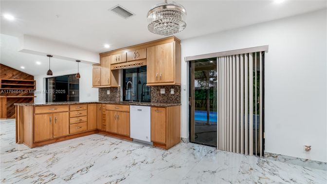 Chandelier, Interior, Kitchen, Marble, Pendant Lights, Recessed Lighting
