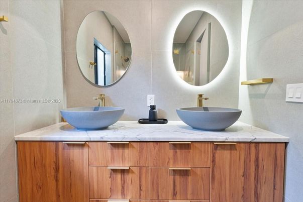 Bathroom, Dual Sink Vanities, Interior
