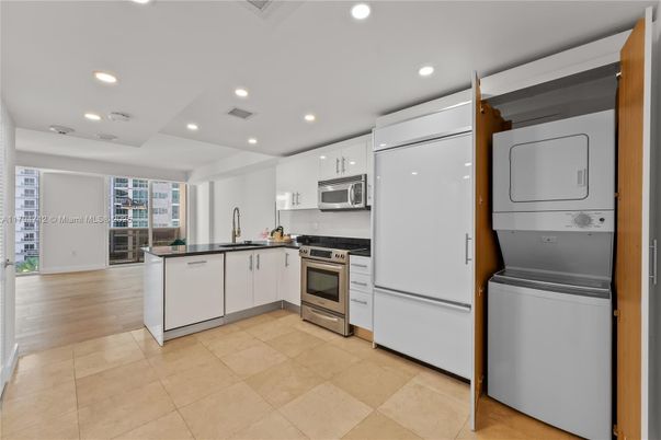 Interior, Kitchen, Recessed Lighting, Washer