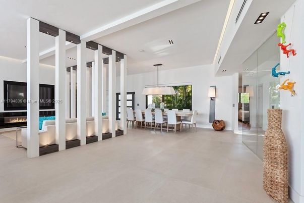 Dining room, Fireplace, Interior, Pendant Lights, Recessed Lighting