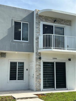 Attached, Exterior, Facade, None
