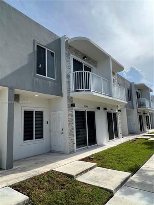 Exterior, Facade, Modern