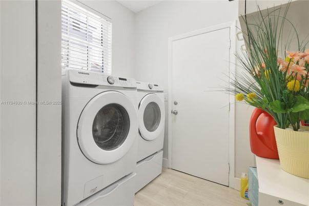 Interior, Washer, Wood Texture Flooring