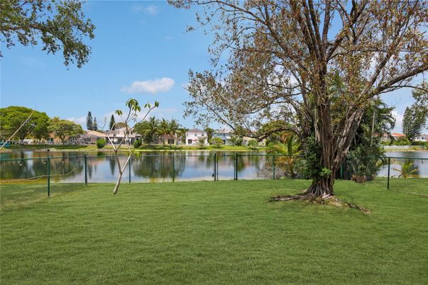 Exterior, Lake
