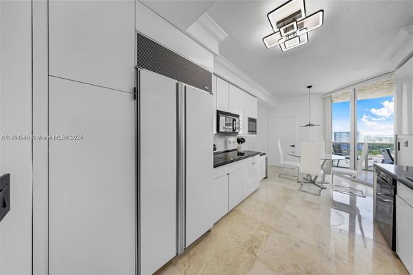 Dining room, Interior, Kitchen, Pendant Lights, Stainless Steel Appliances