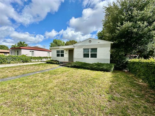 Backyard, Exterior, Facade, Ranch