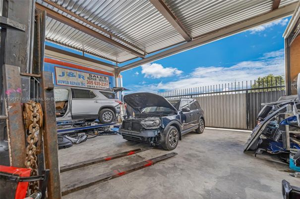 Exterior, Garage