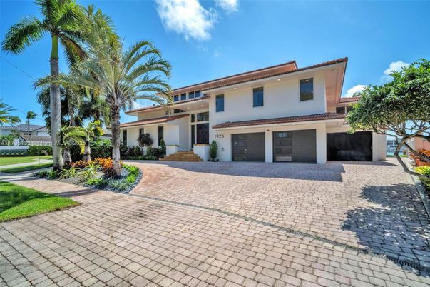 Attached, Exterior, Facade, Mediterranean