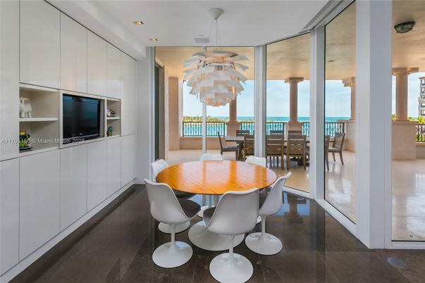 Dining room, Interior, Pendant Lights, Recessed Lighting, Water