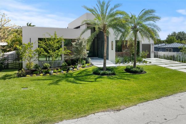 Backyard, Exterior, Facade, Modern