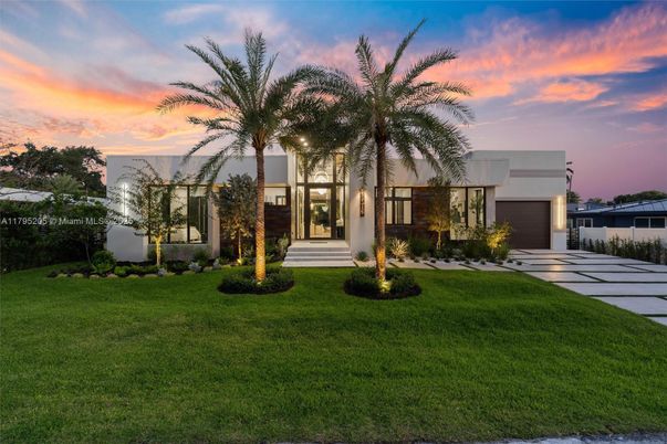 Attached, Backyard, Exterior, Facade, Modern