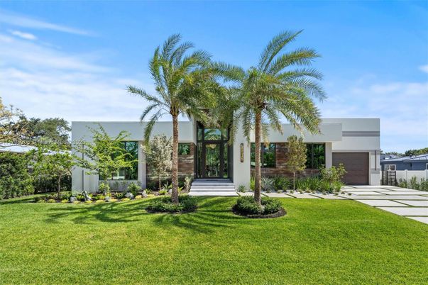 Attached, Backyard, Exterior, Facade, Modern