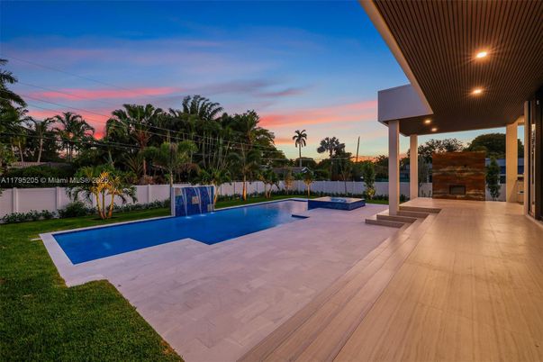Backyard, Exterior, Facade, Pool, Modern