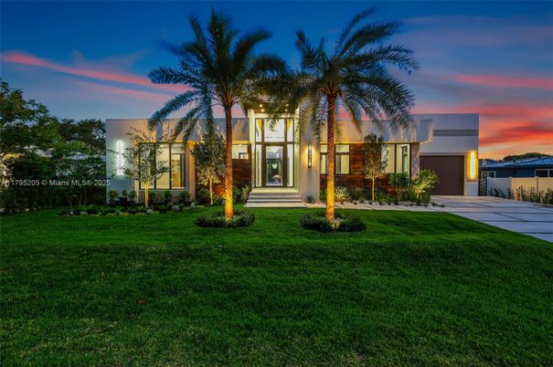 Attached, Backyard, Exterior, Facade, Modern